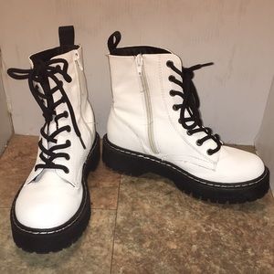 Sincerely Jules white boots Doc Martins sz 6